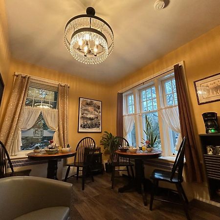 The Inn On Bay Gravenhurst Exterior photo