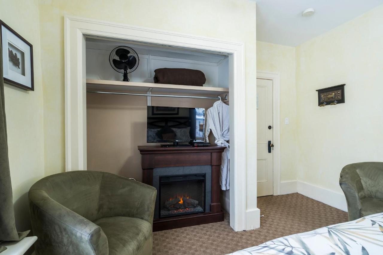 The Inn On Bay Gravenhurst Exterior photo