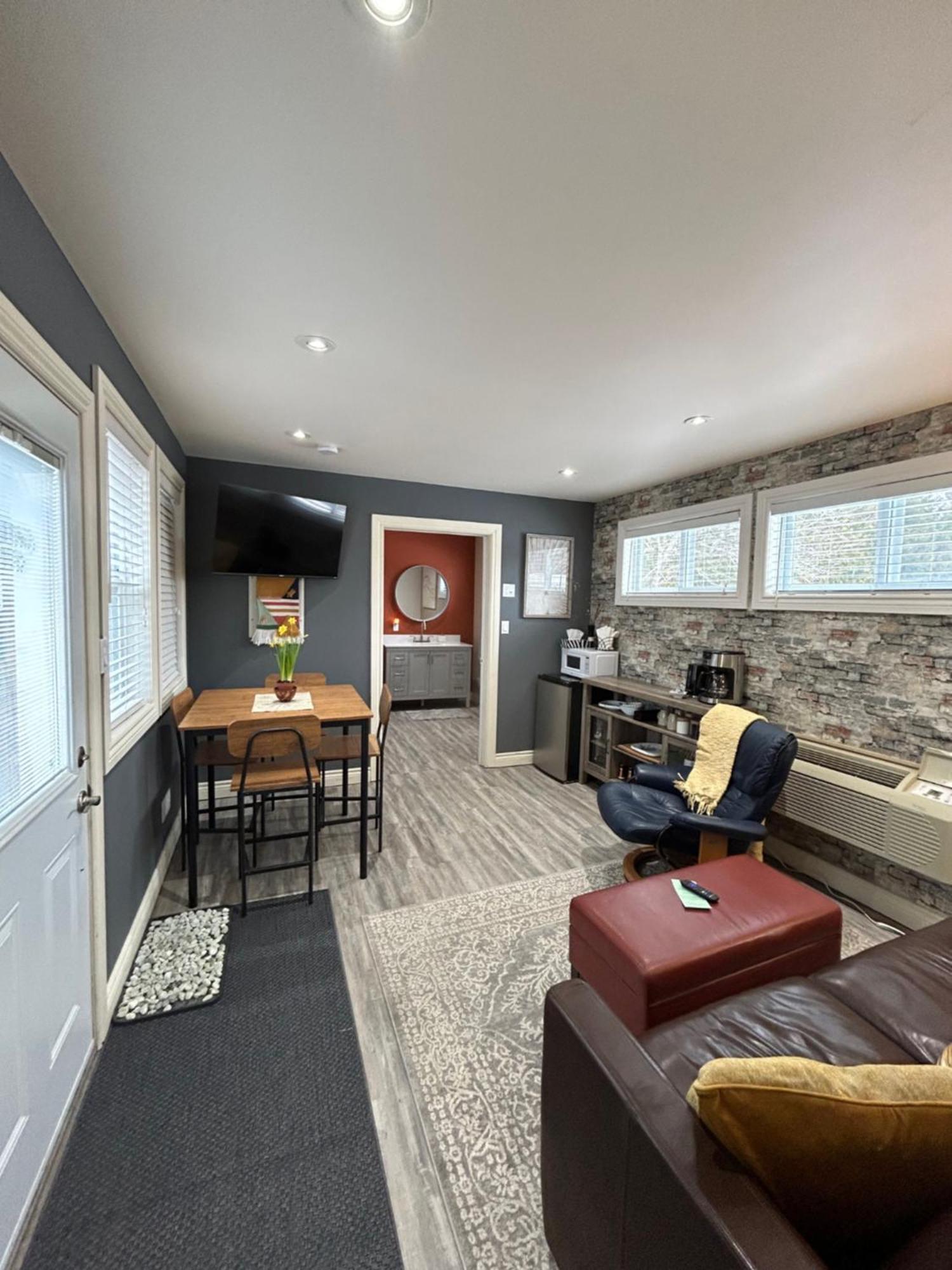 The Inn On Bay Gravenhurst Exterior photo